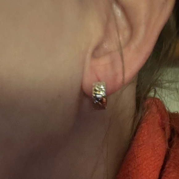 10K SOLID Yellow Gold Two-Tone Diamond-Cut Huggie Earrings Hoops Hoops 10kt - Picture 7 of 7